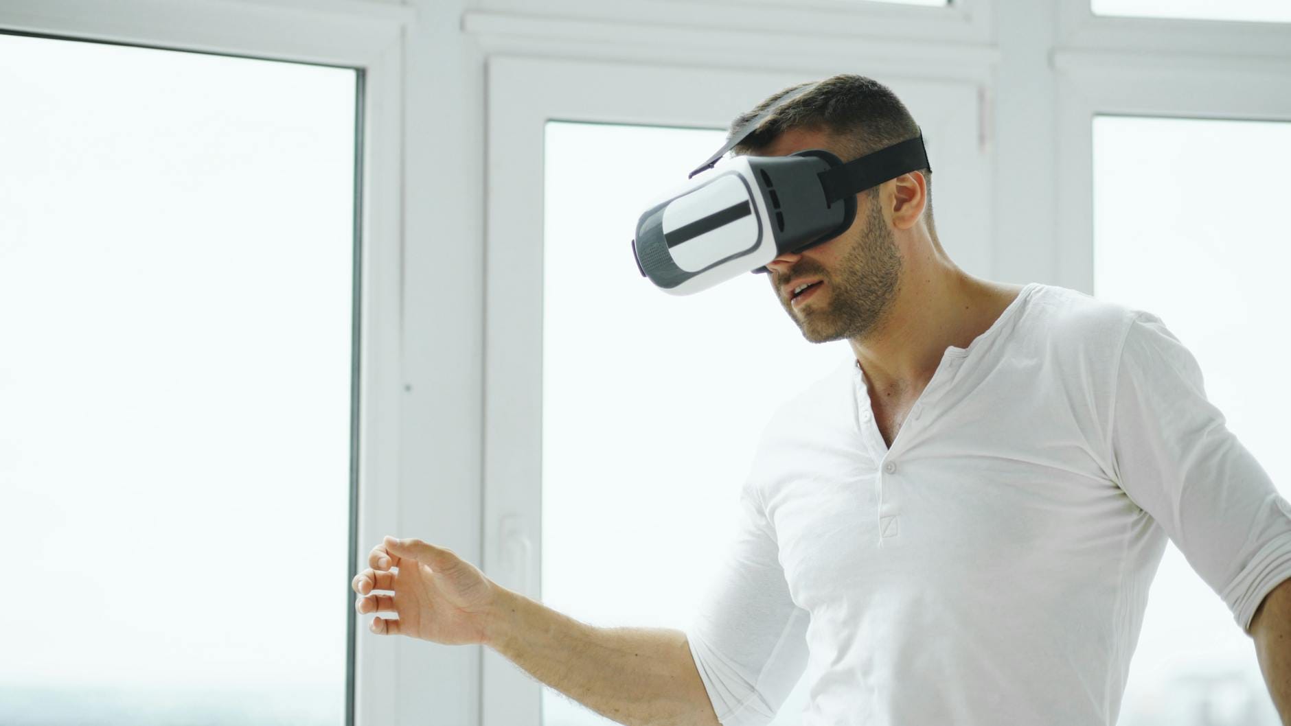 Mężczyzna w goglach VR symuluje scenariusz awaryjny w kopalni