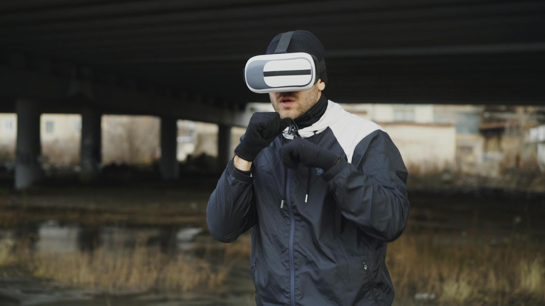 Mężczyzna w zimowej kurtce trenuje z goglami VR na zewnątrz