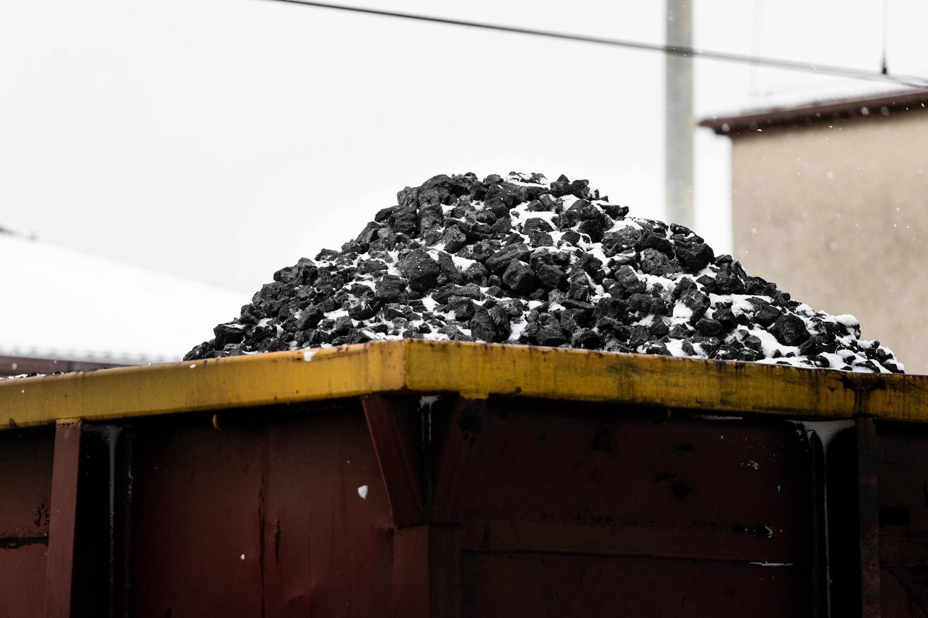Wagon towarowy z hałdą węgla pokrytą śniegiem