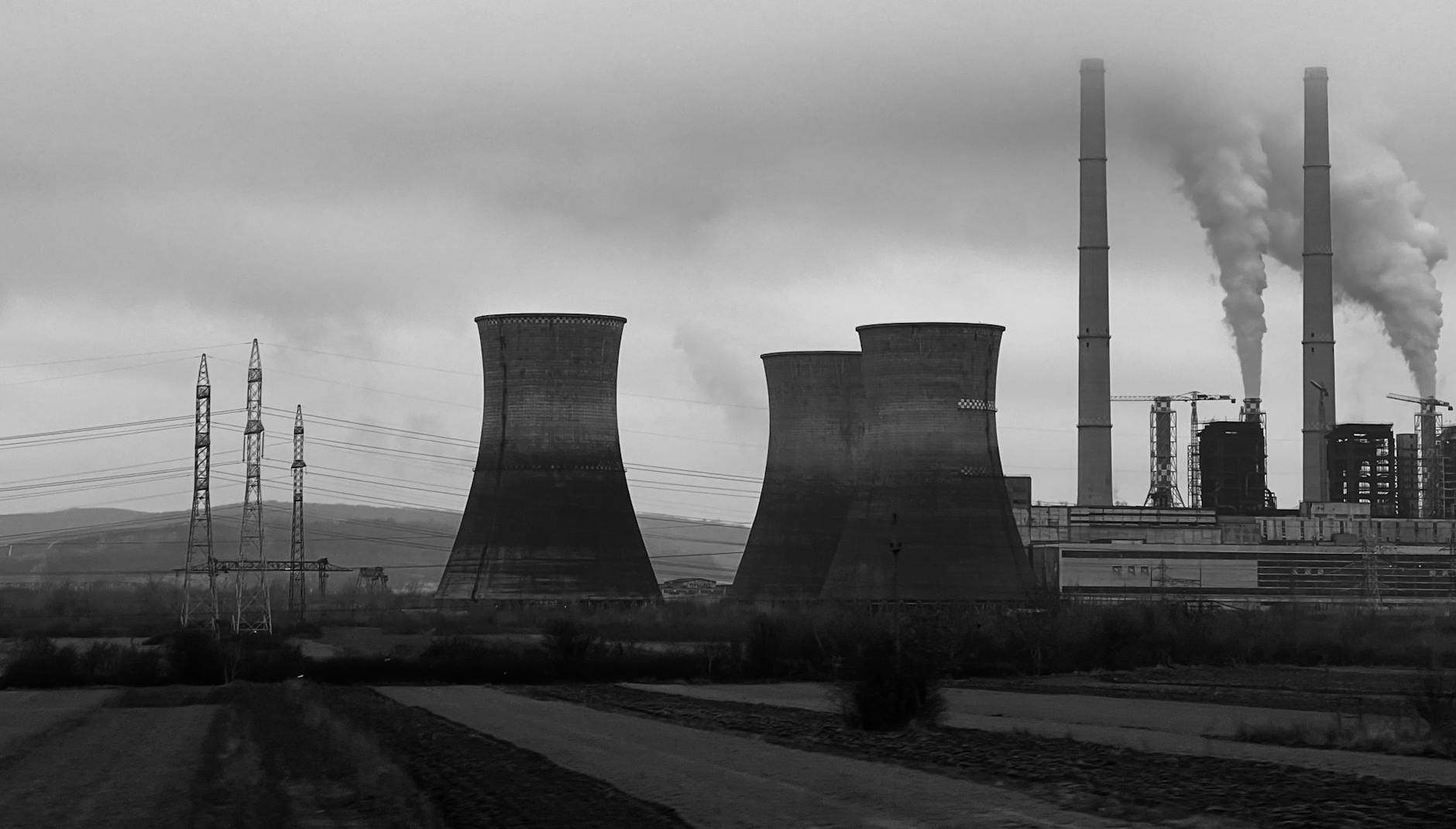 Elektrownia węglowa w Turceni z chłodniami kominowymi i kominami