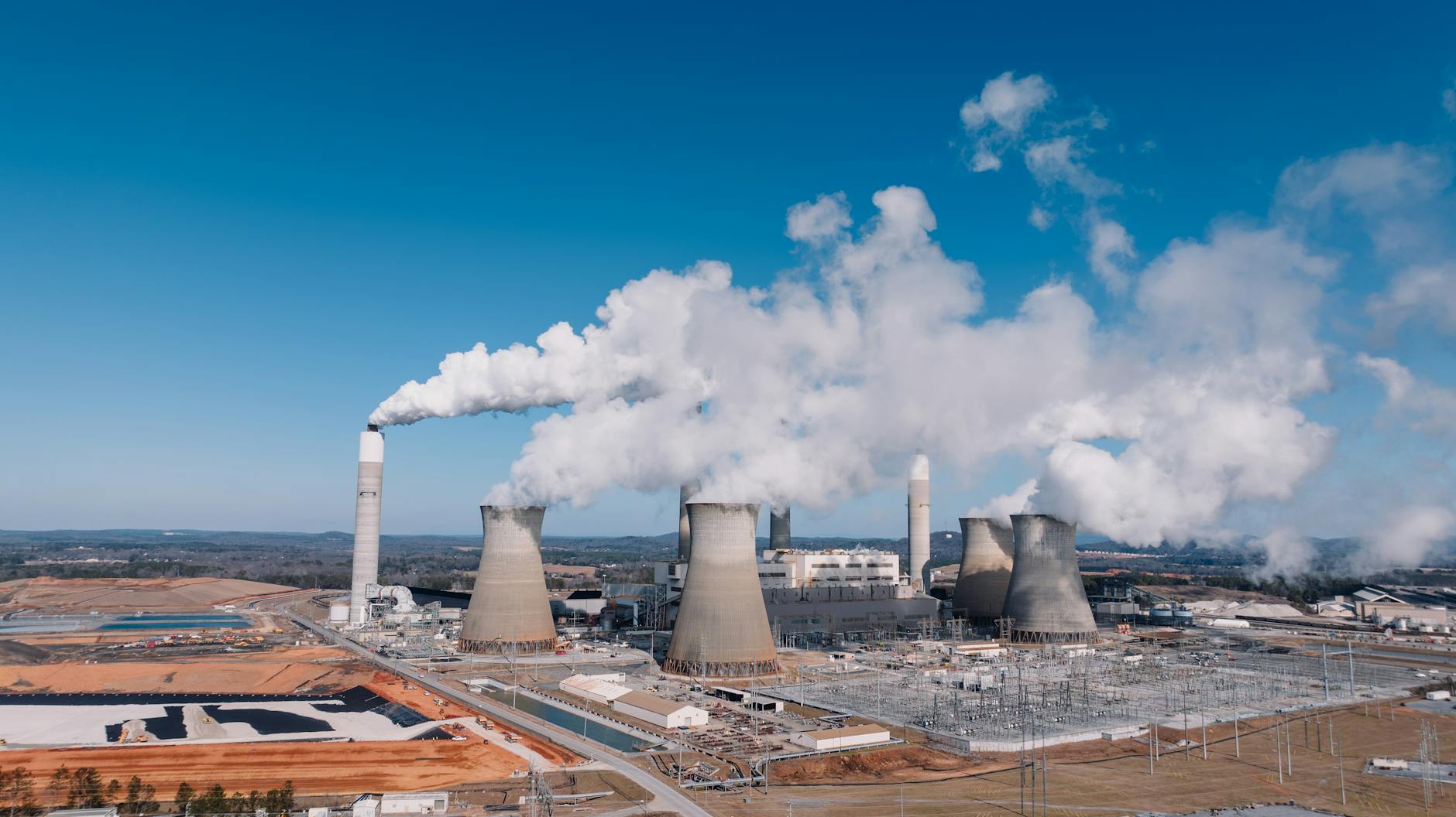Elektrownia węglowa z lotu ptaka, kominy emitujące gęsty dym
