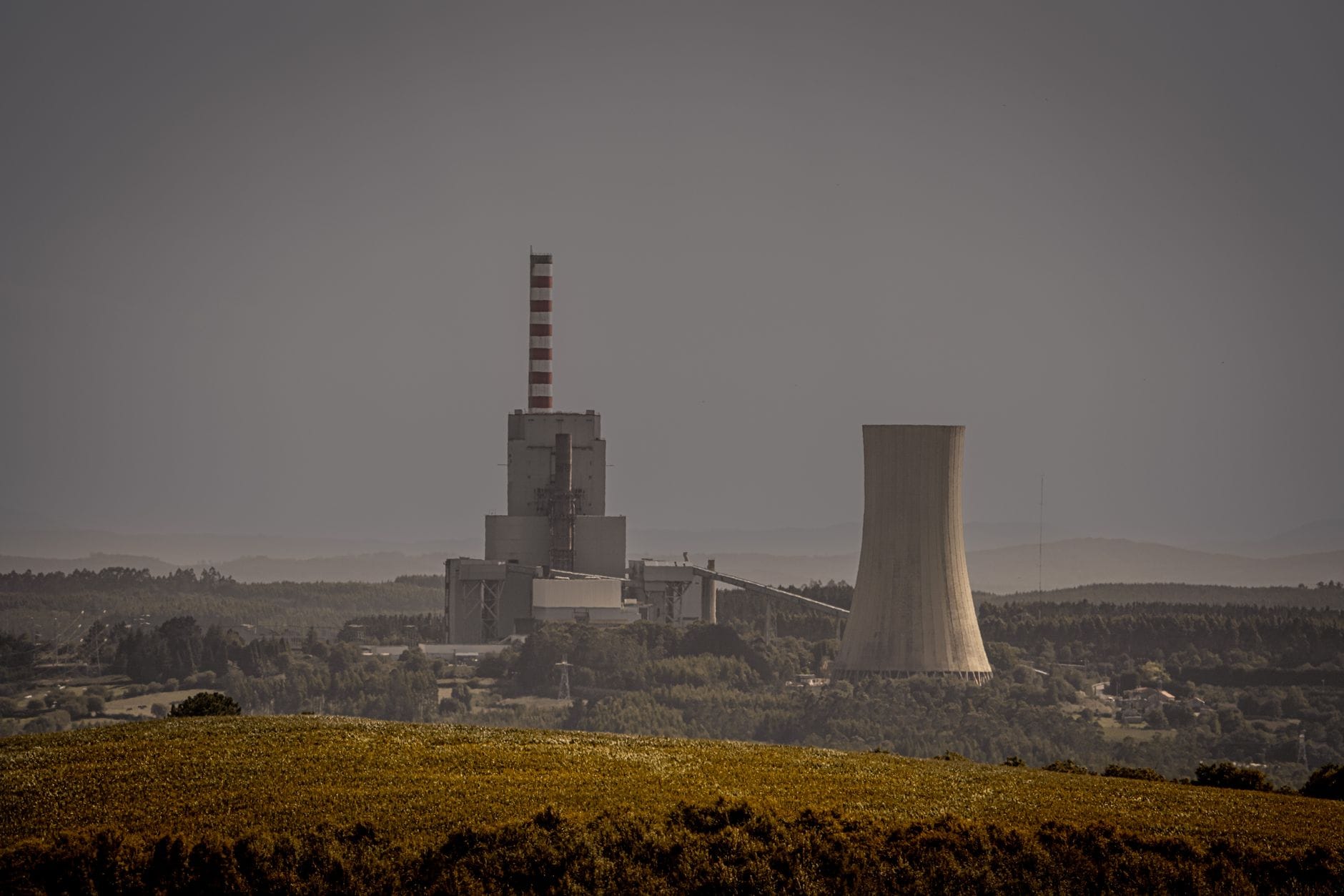 Bezpieczeństwo energetyczne a transformacja cieplownictwa czy odejście od węgla zwiększy ryzyko dla odbiorców Elektrownia z chłodniami kominowymi w rozległym krajobrazie