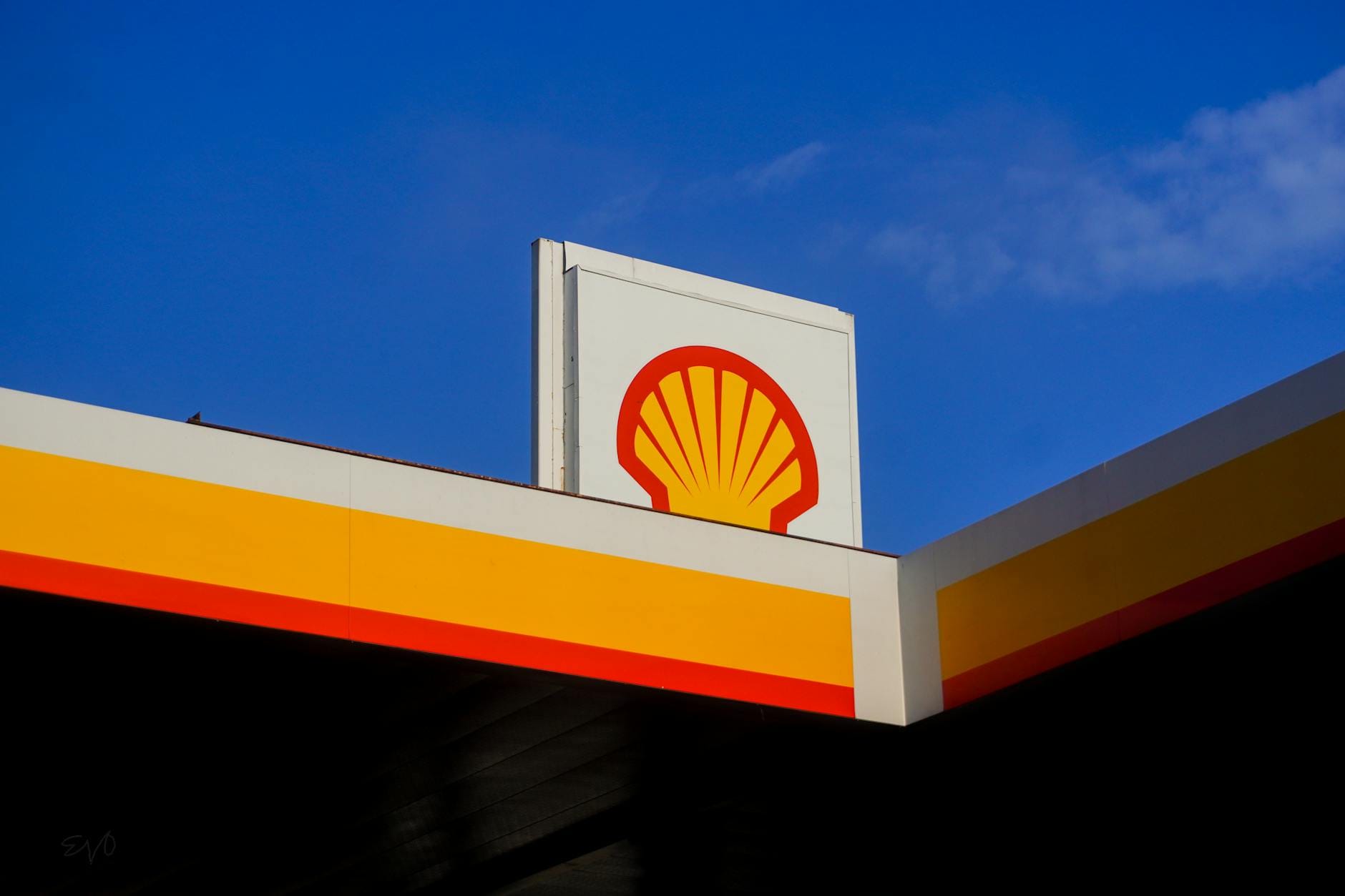 Logo stacji Shell na tle błękitnego nieba w Houston