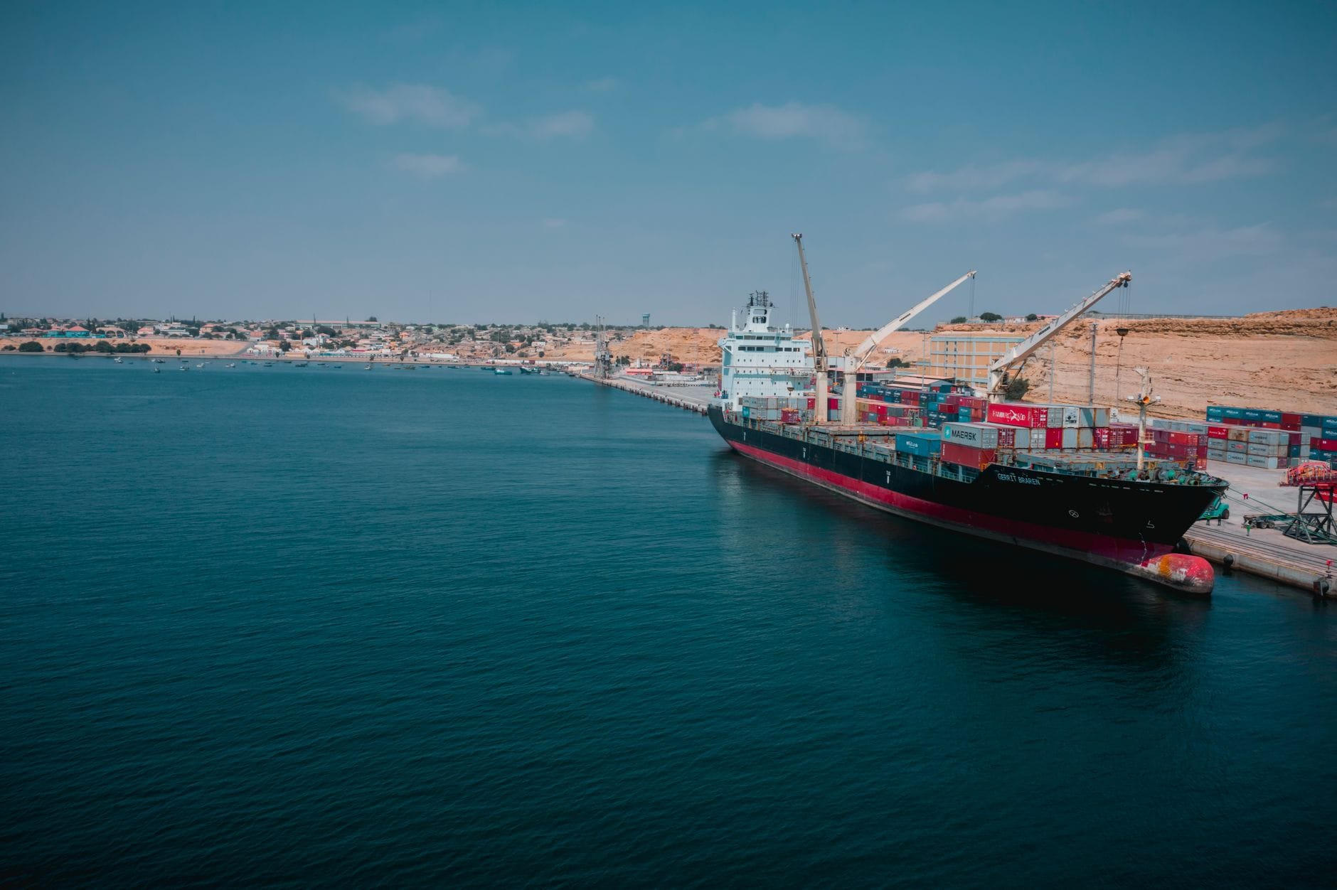 Statek towarowy w porcie Namibe w Angoli z kontenerami i dźwigami