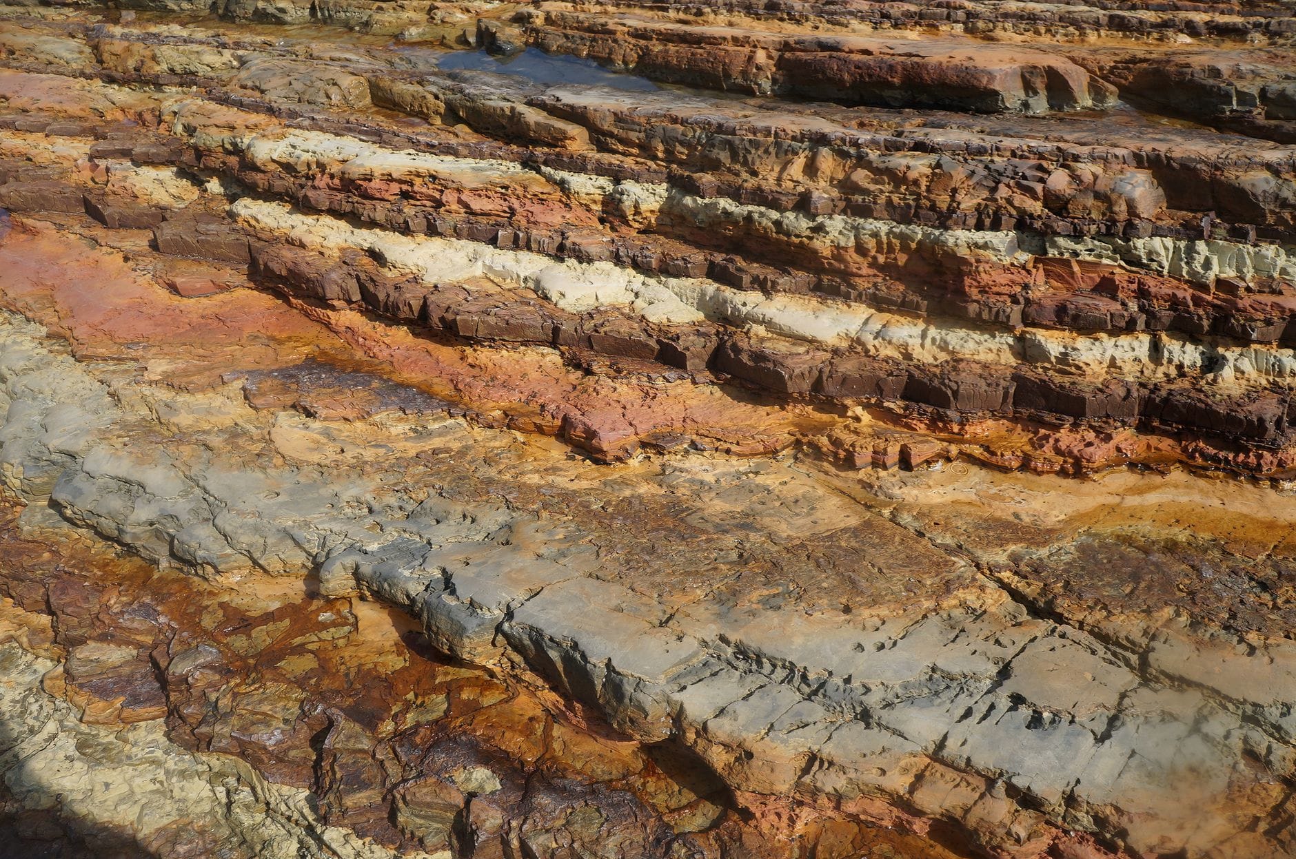 Warstwowe skały osadowe w zbliżeniu, widoczne struktury geologiczne
