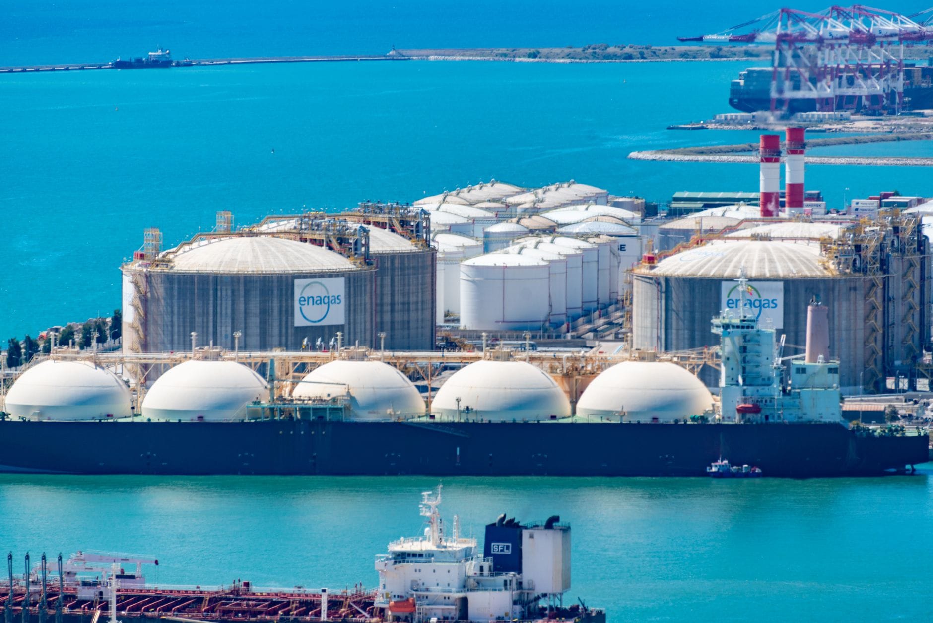 Jak geopolityka wpływa na europejski rynek gazu: od Nord Stream po terminale LNG na Bałtyku Widok z lotu ptaka na terminal LNG ze zbiornikami i gazowcami