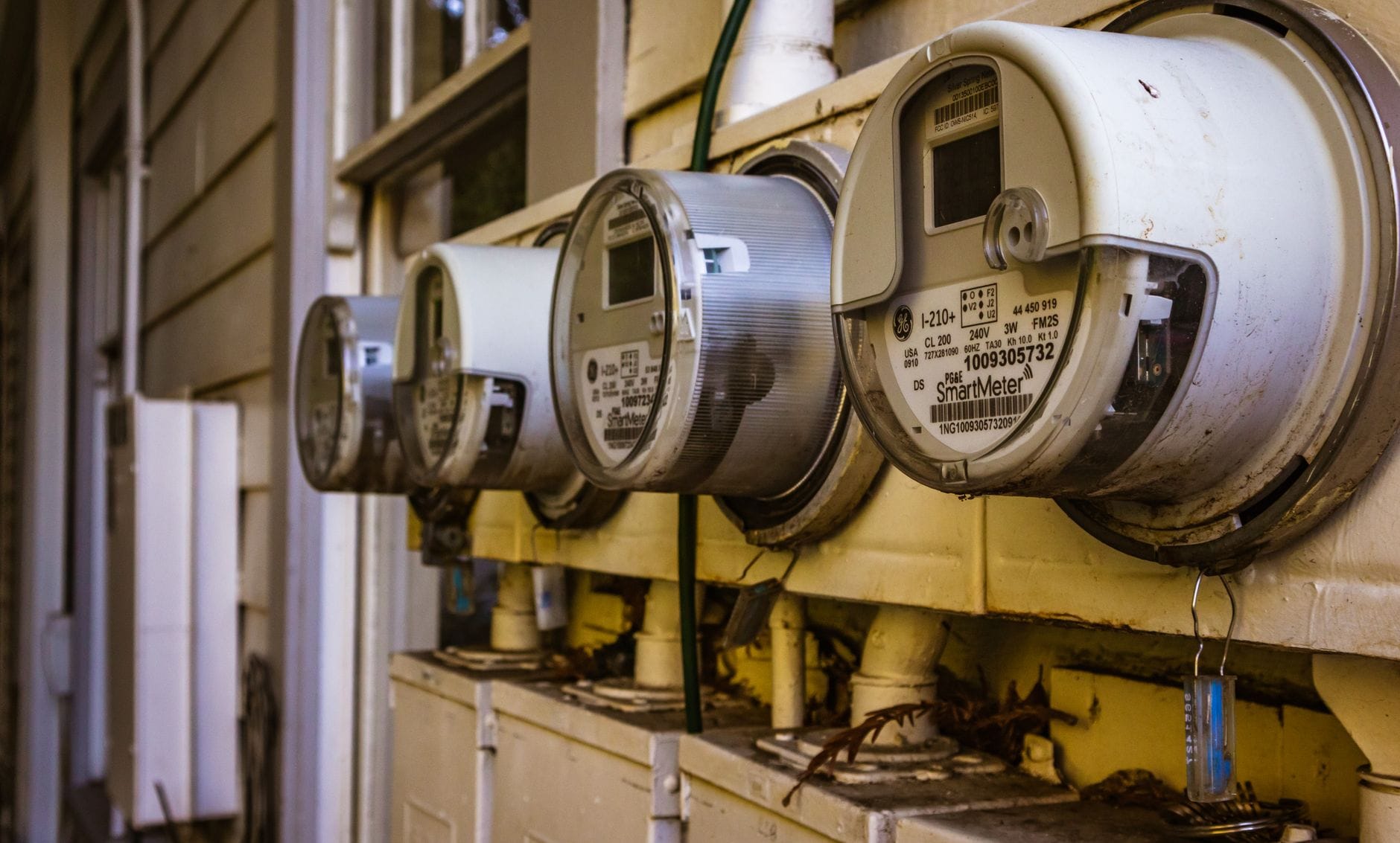 Jakość energii w zakładzie przemysłowym: skąd biorą się kary na fakturze za prąd?