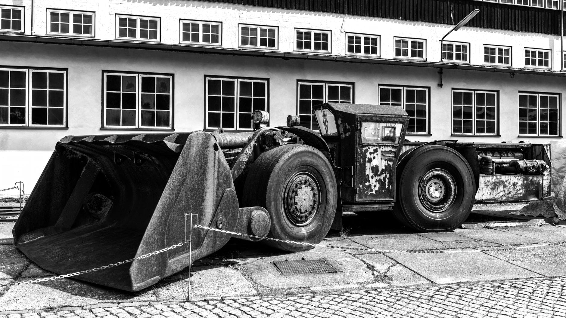 Czarno-biała fotografia zabytkowych maszyn górniczych w muzeum Rammelsberg