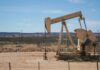 Kiwnik naftowy na pustyni pod bezchmurnym niebem